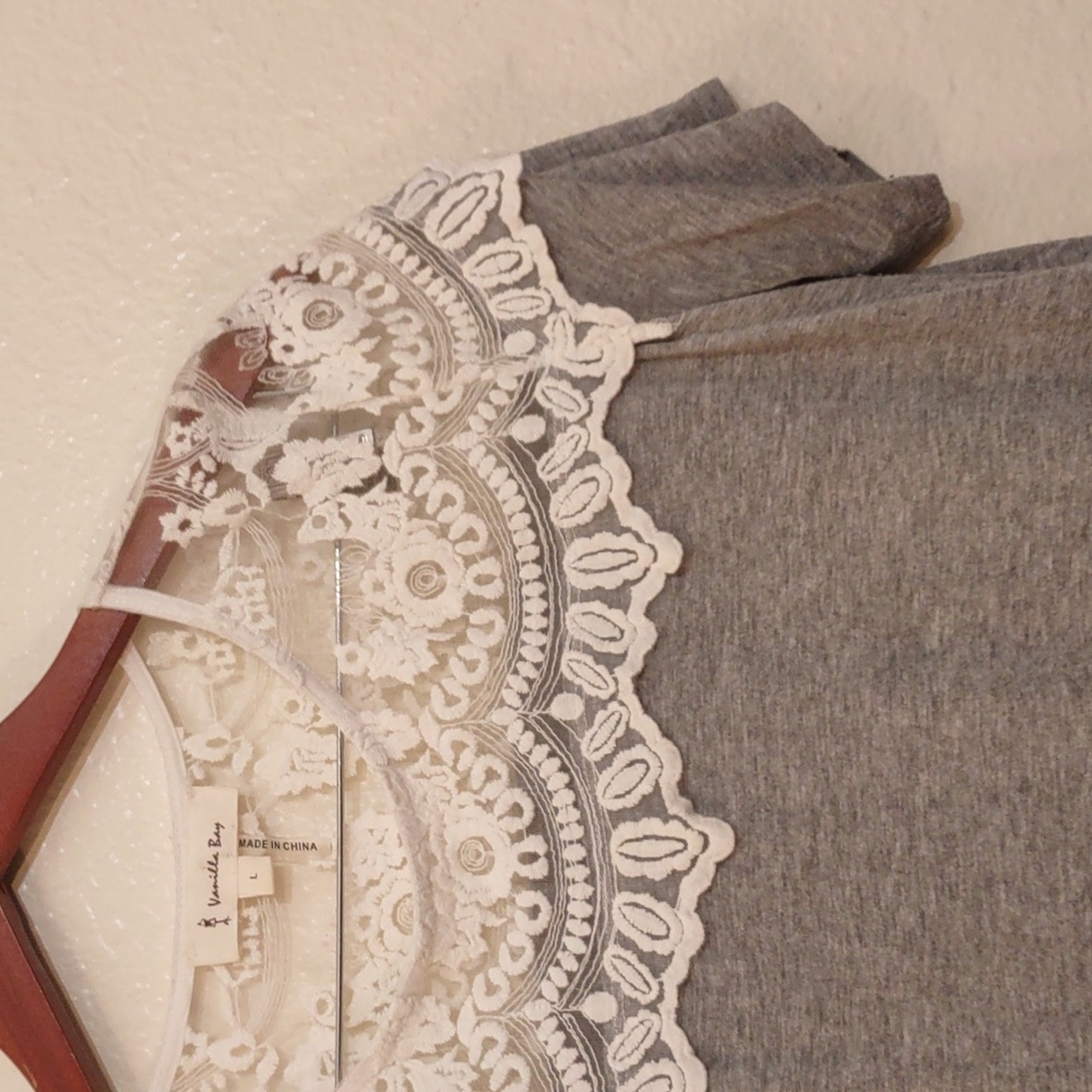 SLIGHTLY USED VANILLA BAY GRAY AND WHITE FLORAL EMBROIDERY SIZE L - Picture 6 of 10